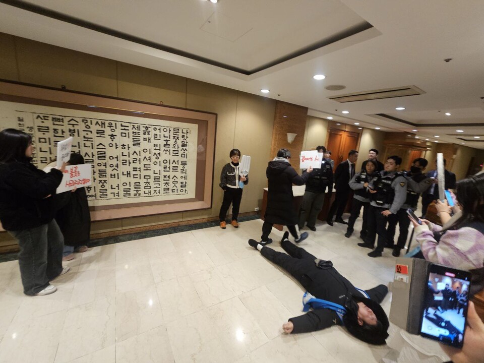 [2.2] 세종호텔 로비 농성자 집단 연행